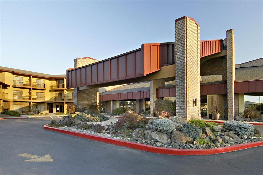 Red Lion Hotel Pasco Airport & Conference Center Exterior photo