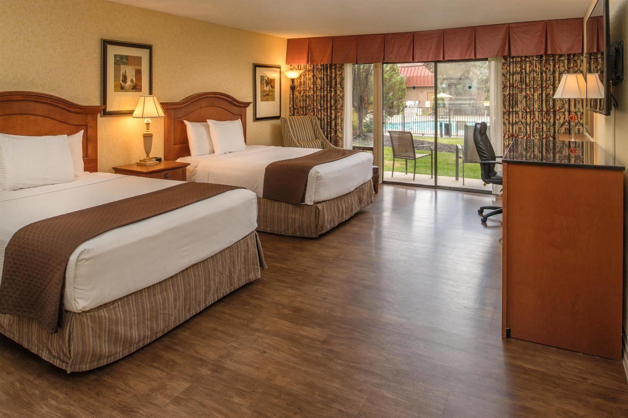 Red Lion Hotel Pasco Airport & Conference Center Exterior photo